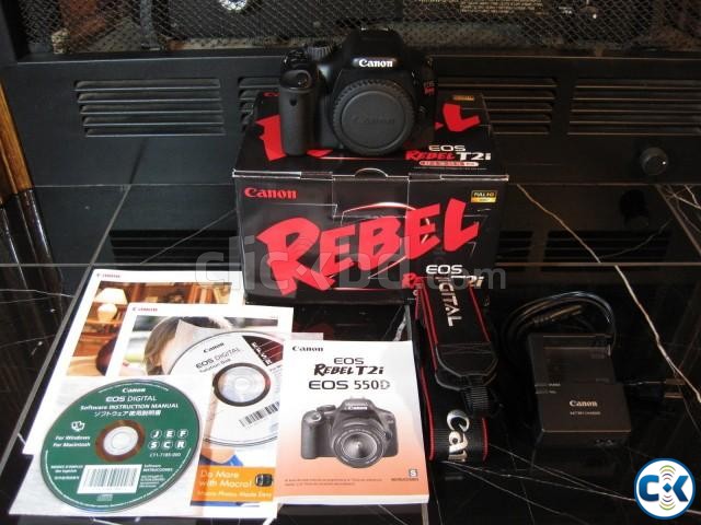 Canon Rebel T2i 550D with Kit Lens 18-50 IS II DSLR large image 0