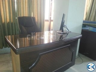 Almost new office desks will be sold at cheaper price