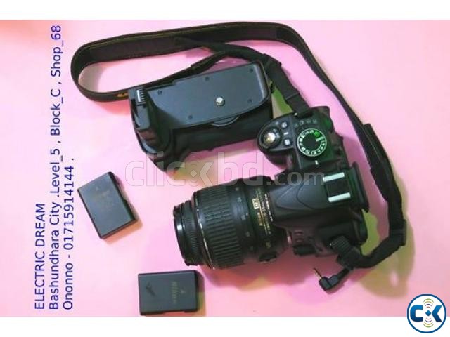 NIKON D3100 WITH 18-55mm Lens. Battery grip two battery large image 0