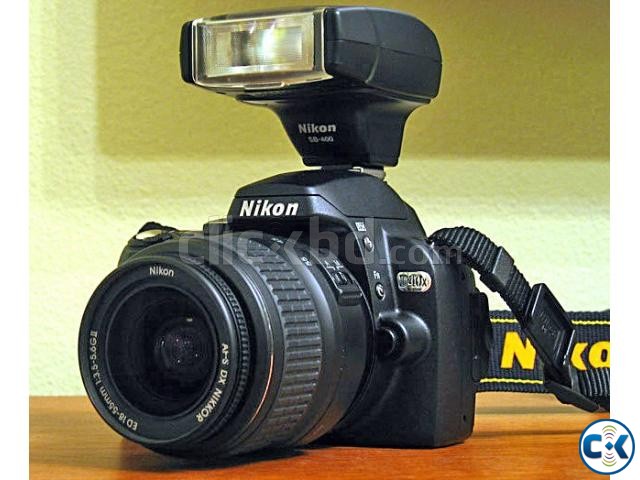 Nikon D40 DSLR digital camera With digital flash large image 0