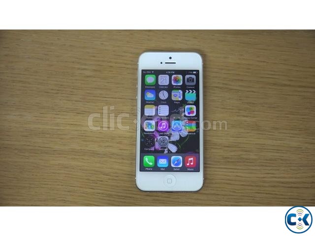 IPhone 5 16GB Silver with accessories large image 0