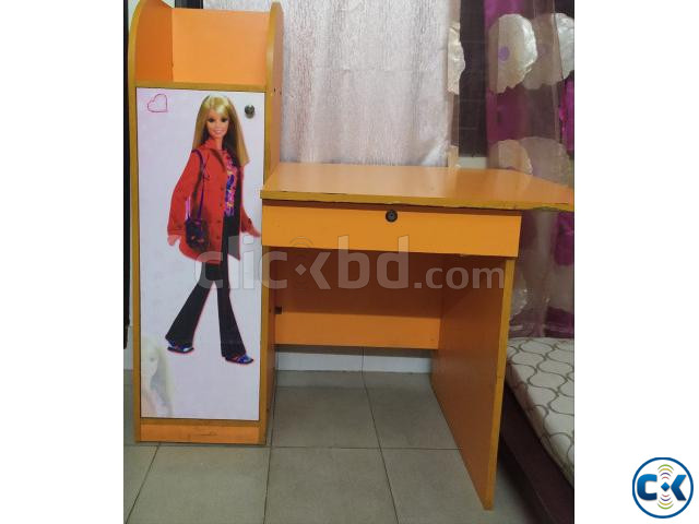 Barbie reading table large image 0