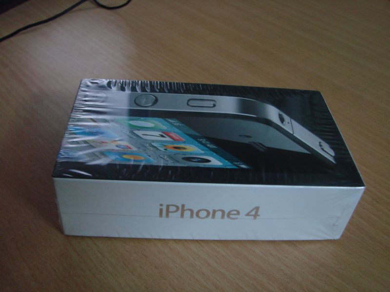 INTACT iPhone 4 16GB Black from Denmark large image 0