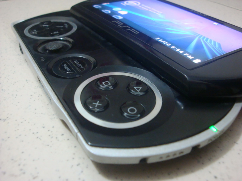 PSP N1001 aka PSP GO 16GB large image 0