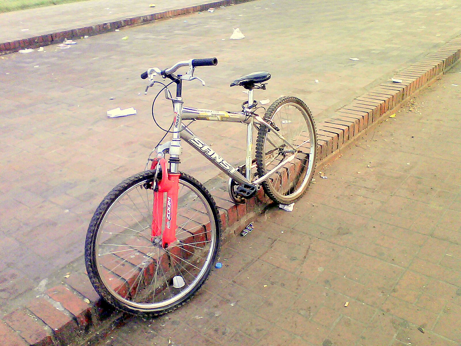 SanSi White metal Bike..wiTh ZoooM large image 0