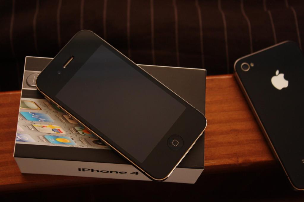 FOR SALE APPLE IPHONE 4S 64GB UNLOCKED large image 0