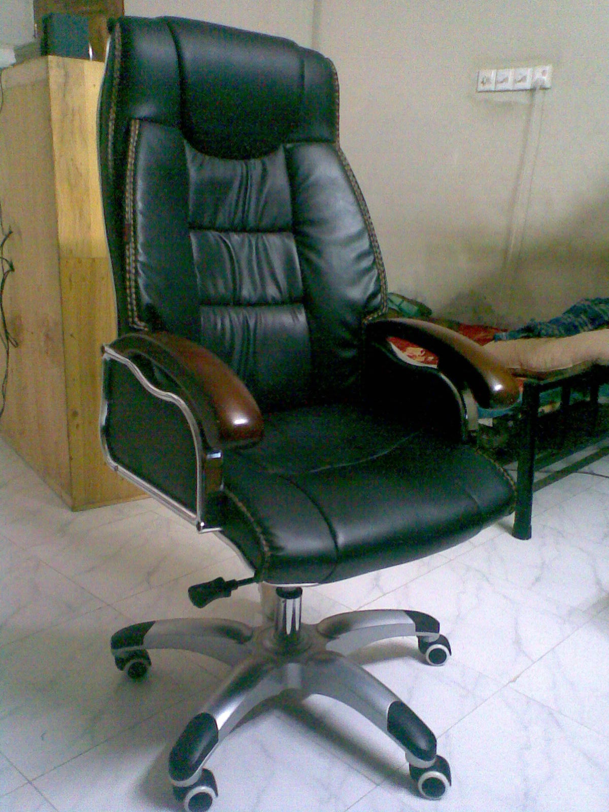 Luxurious Revolving Chair large image 0
