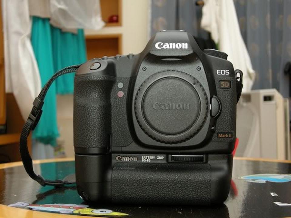 Canon EOS 5D Mark II Digital Camera-New large image 0