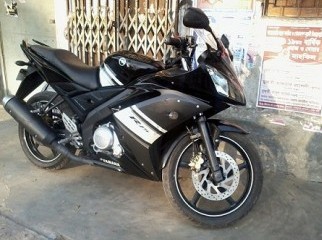 Yamaha R15 2010 black-white with papers