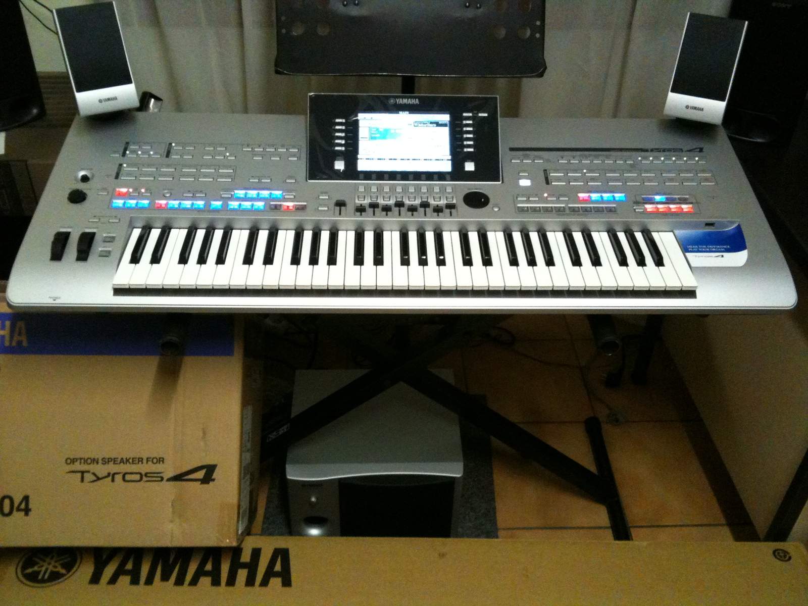 Yamaha TYROS4 61-Key Arranger Keyboard large image 0