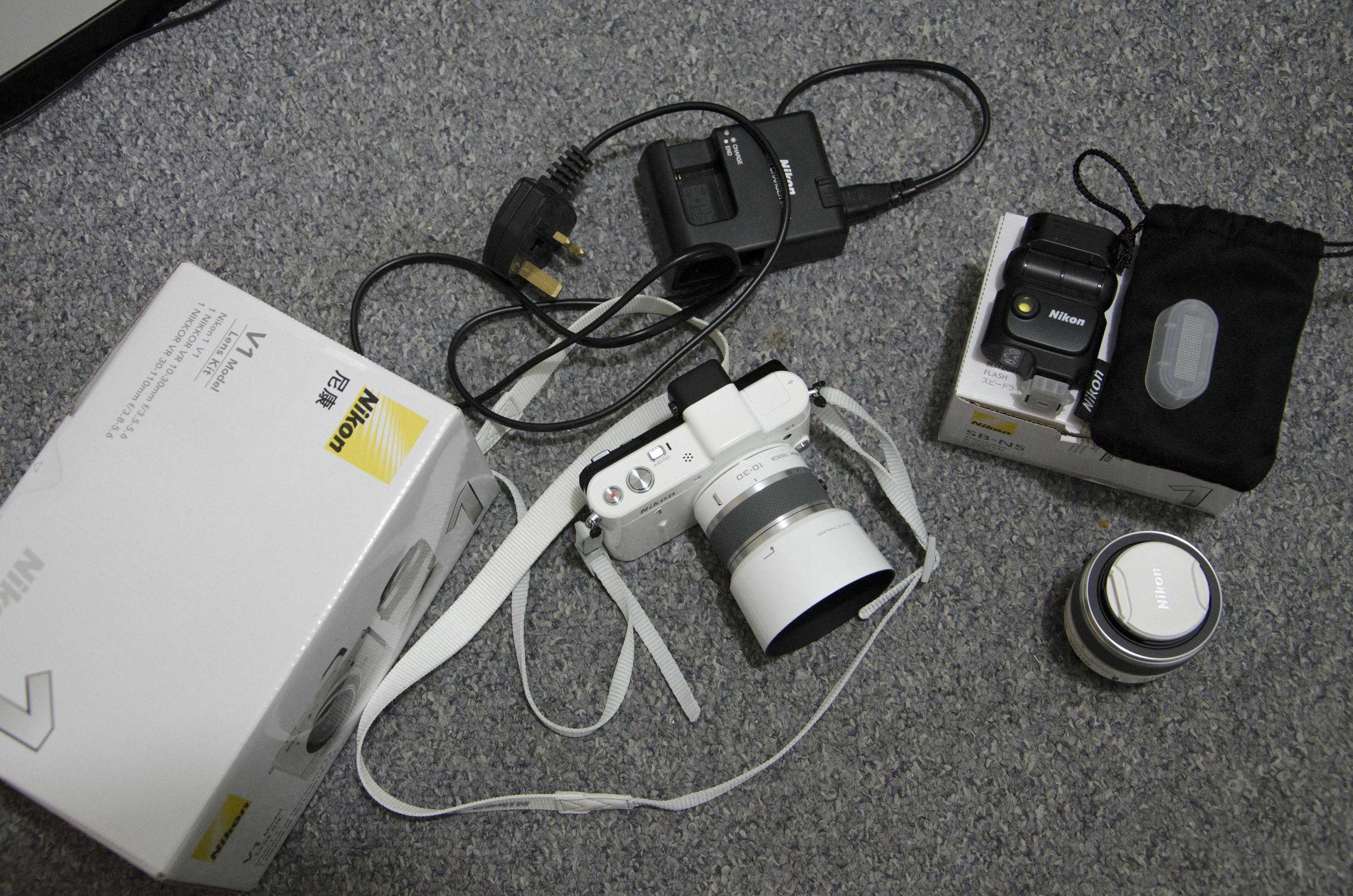 Nikon 1 V1 twin lens kit and with external flash large image 0