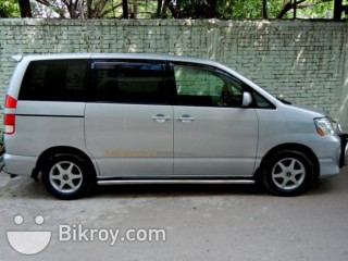 X Noah 2004 model silver color 1500000 X Noah 2004 model silver color 1500000