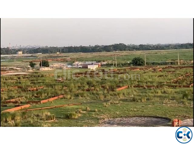 Bashundhara R A Block- P-Ext. 5 Katha Plot | ClickBD image 3