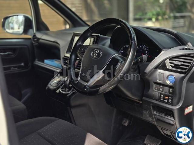 Toyota Voxy 2020 large image 3
