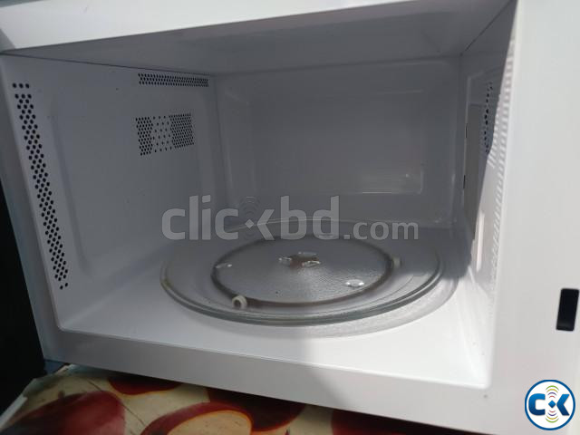 Walton 23L Microwave Oven Model WMWO-M23ARW Almost New | ClickBD image 2