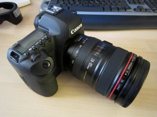 Canon EOS 7D SLR Digital Camera with 28-135mm f 3.5-5.6 750