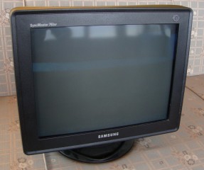 SAMSUNG CRT BLACK Monitor 17 in