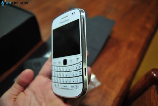 Blackberry Bold 9900 Brand New Condition.White Color