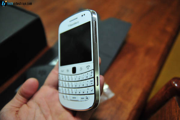 Blackberry Bold 9900 Brand New Condition.White Color large image 0