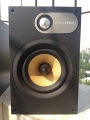 B W 686 Brand New Condition Bookshelf Speakers