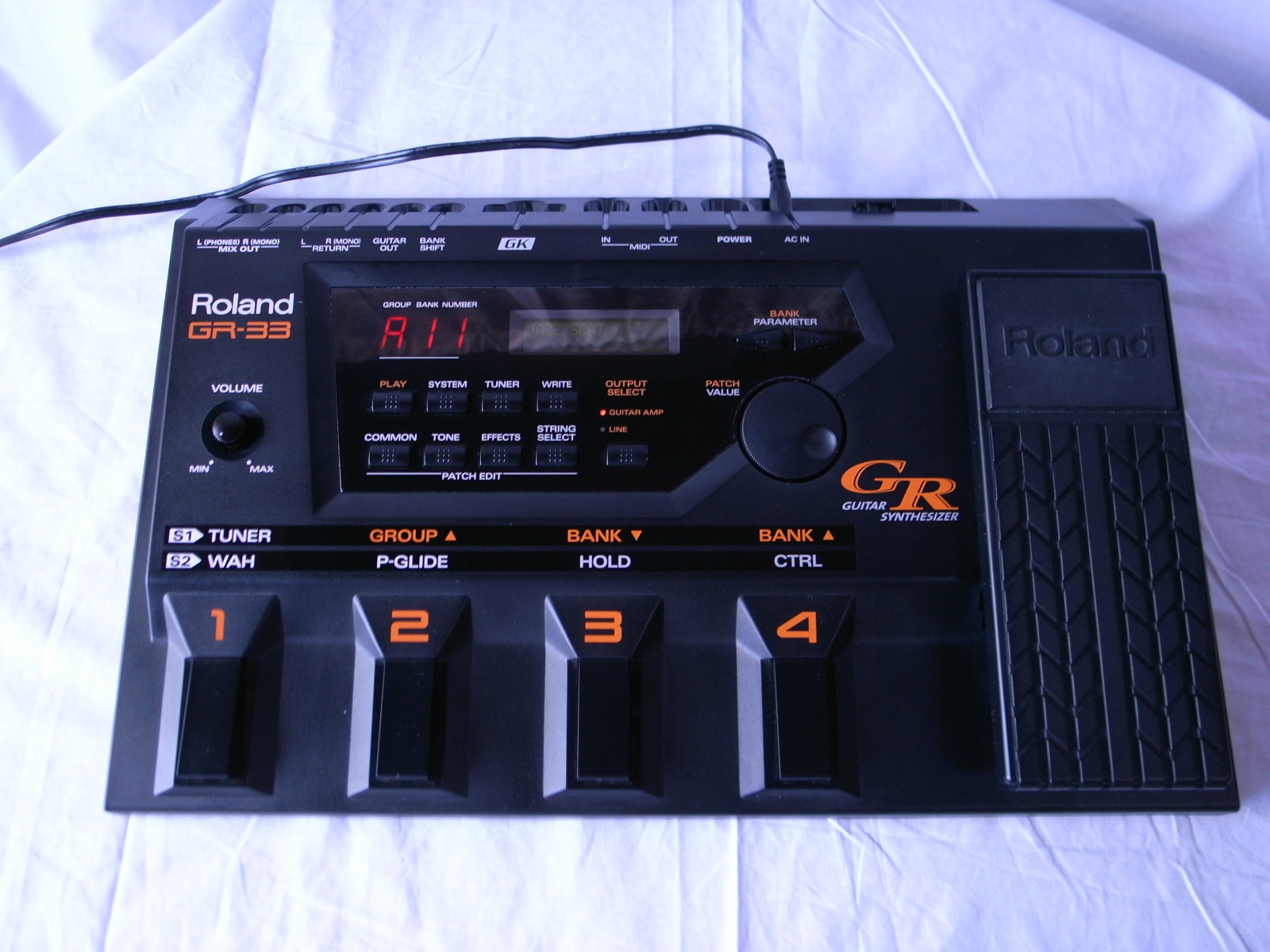 ROLAND GR-33 Guitar Synthesizer large image 0