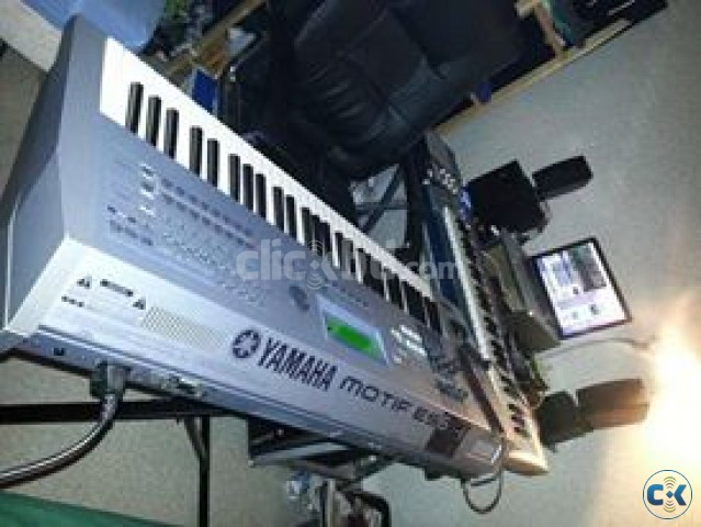 Yamaha MOTIF Es 6 ..with Road Runner hard case .... large image 0