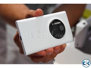 Brand new NOKIA LUMIA 1020 intack box with 1year bd warranty