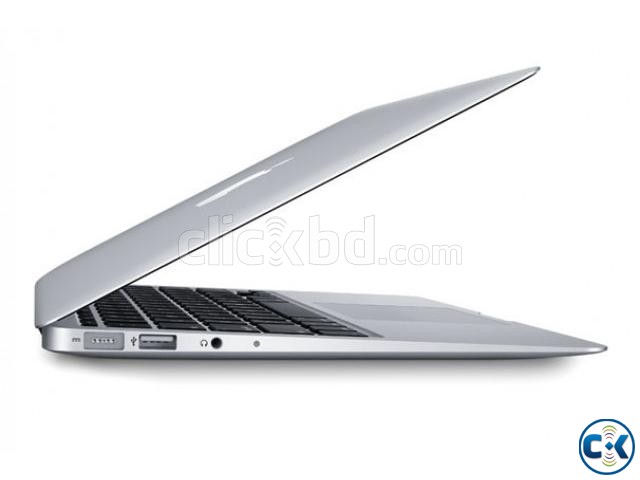 Apple 13-inch MacBook Air MD760LL A 4th Gen i5 large image 0