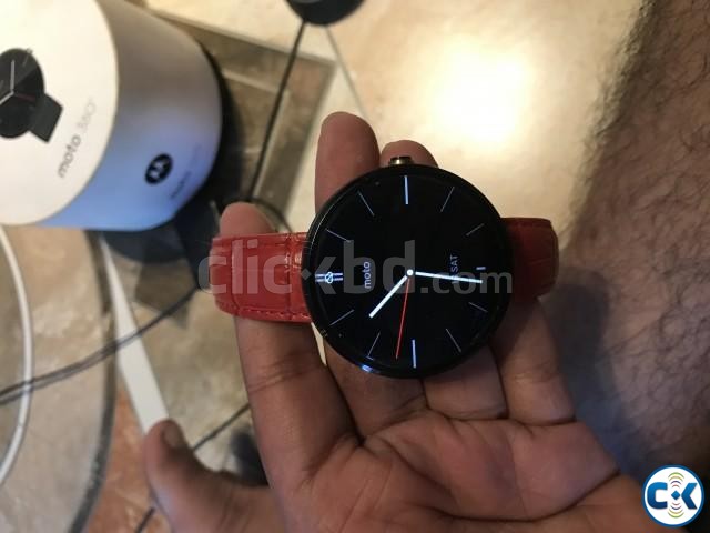 Moto 360 with limited edition crocodile leather strap large image 0