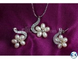 Flower Design Pearl Pendant Set