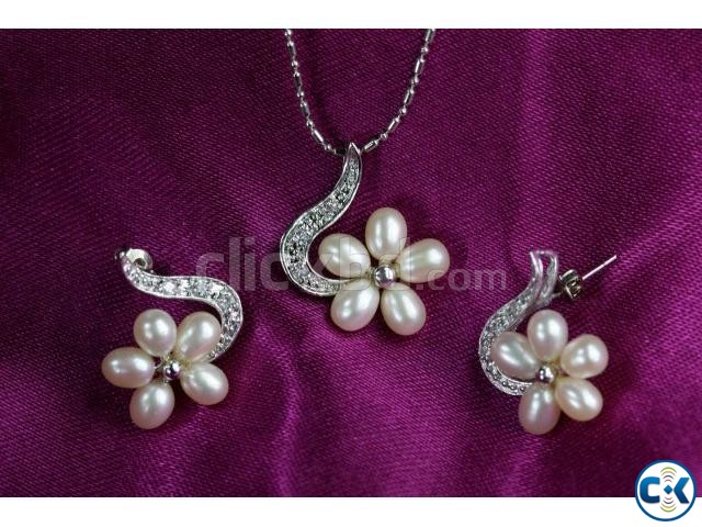 Flower Design Pearl Pendant Set large image 0