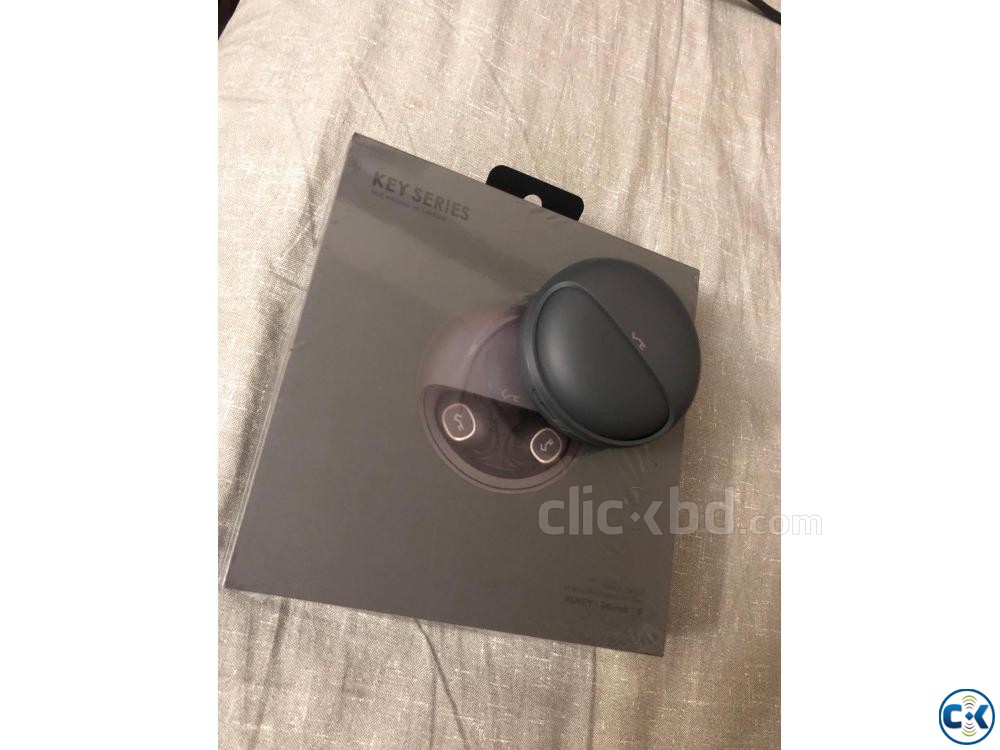 bluetooth earbud large image 0