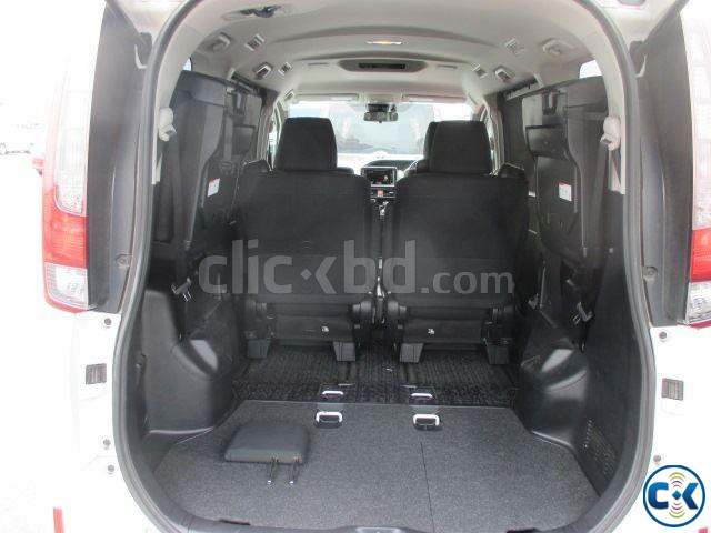 Toyota Noah 2016 Hybrid large image 2