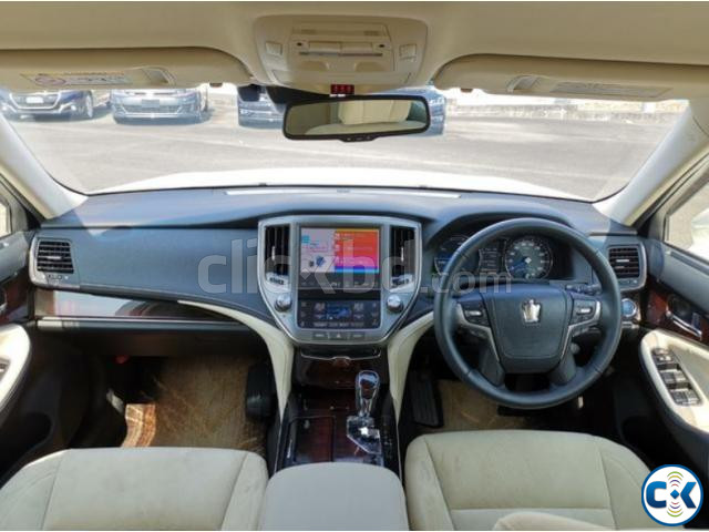 TOYOTA CROWN 2017 PEARL ROYAL SALOON large image 4