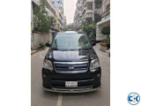 Toyota Noah 2005