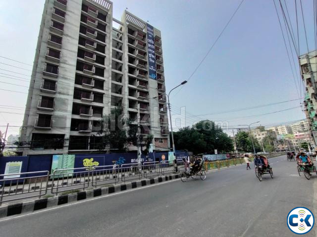 Commercial space at ground floor main road facing 3330 sft large image 2