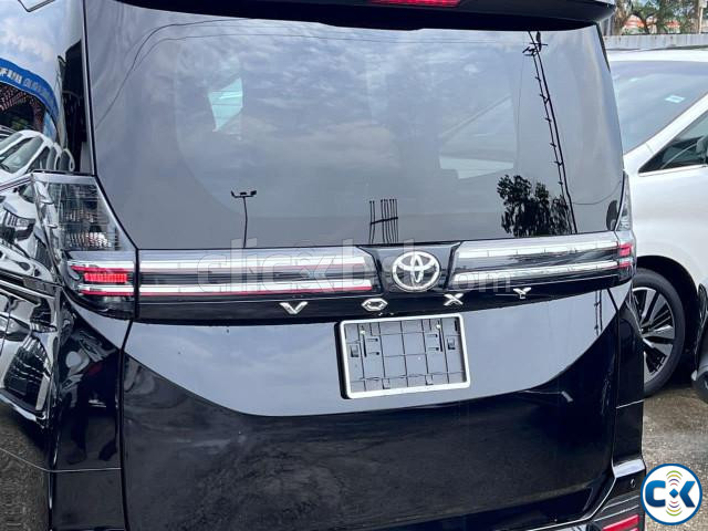 Toyota Voxy 2023 large image 2