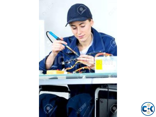 মহিলা বা পুরুষ অ্যাসেম্বলি কর্মী large image 1