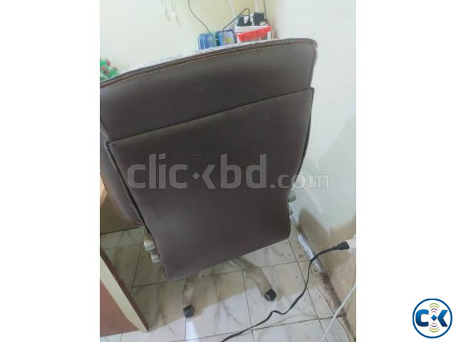 বড় ১টি চেয়ার ও মাঝারি ২টি চেয়ার খুব ভালো অবস্থায় অল্প দামে large image 3