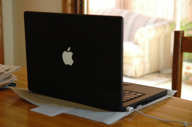 Macbook 500 GB HDD 4 GB Ram large image 0