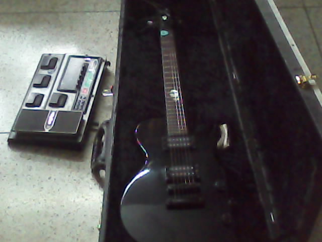 1 lespoul guitar GNX 1 processor Hard case .... large image 0