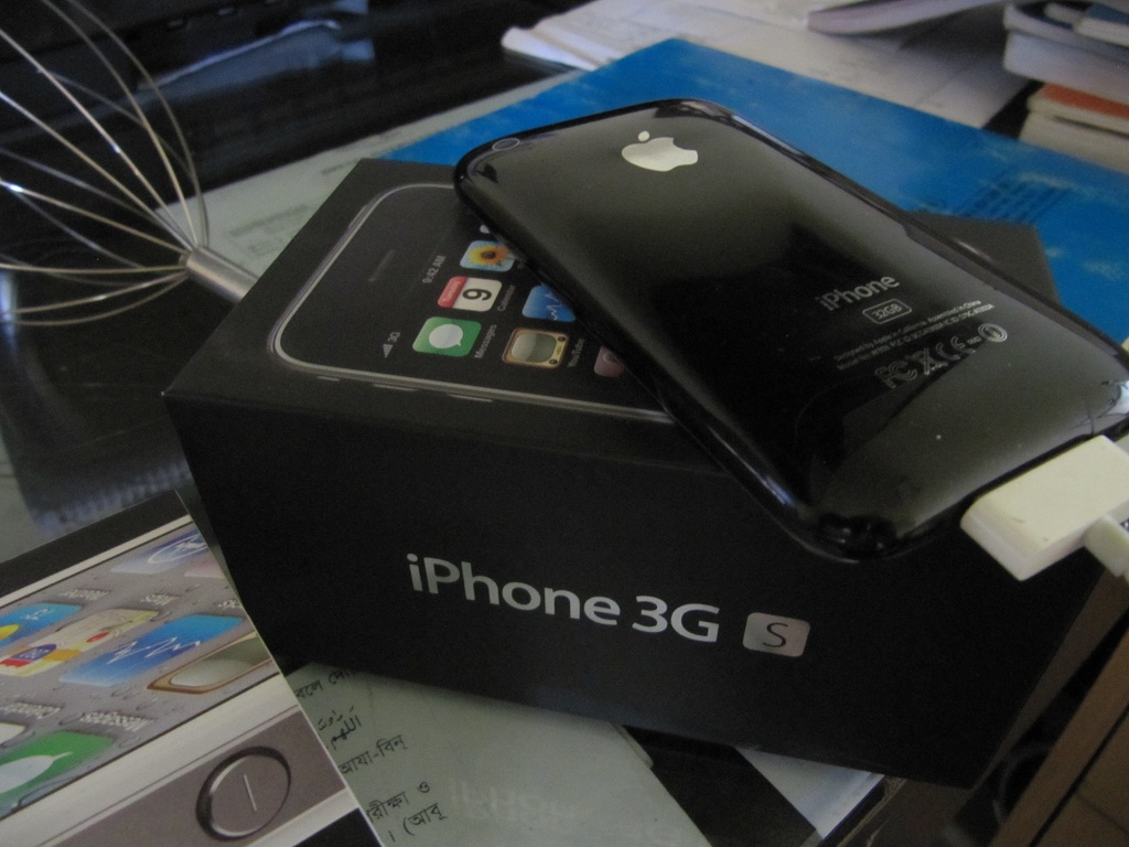 Apple iPhone 3GS 32GB Black Factory Unlocked large image 0