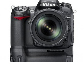 Nikon D7000 16MP Digital SLR with 18-200mm Lens Kit.