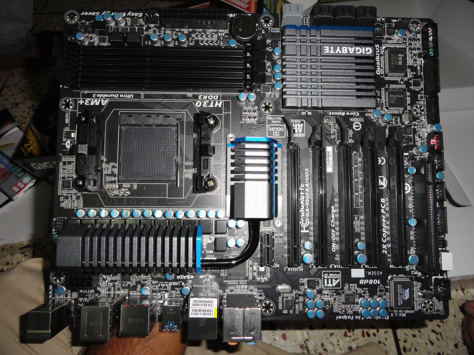 Gigabyte GA-990FXA-UD5 Socket AM3 Mainboard large image 0