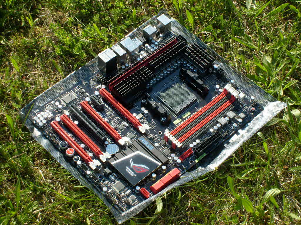 ASUS CROSSHAIR V FORMULA ROG AMD X6 1090T B EDITION 9MB L3 large image 2