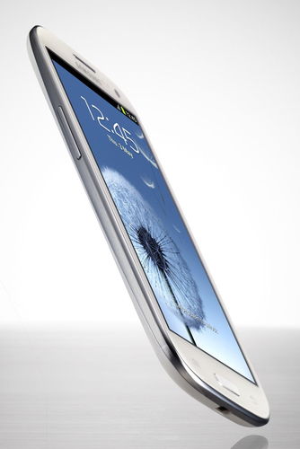 Get the all new Samsung Galaxy S3 with a special gift pack large image 0