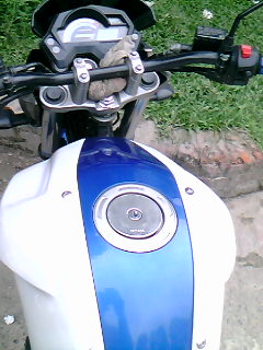YAMAHA fz-s WHITE N BLUE 6000 km RUN ONLY ORIGINAL PAPERS large image 1
