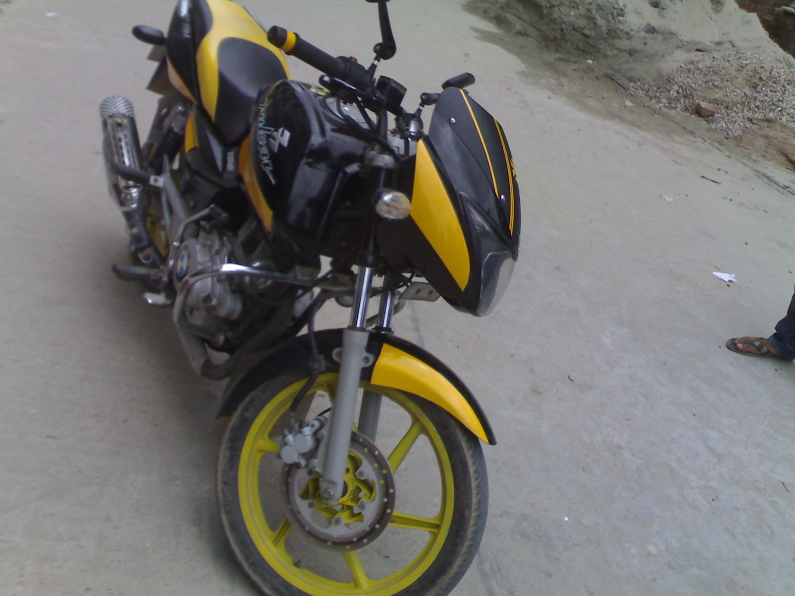 urget pulsar for sale white engine  large image 0