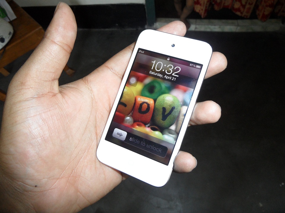 Ipod touch 4g white only 15 days used  large image 0