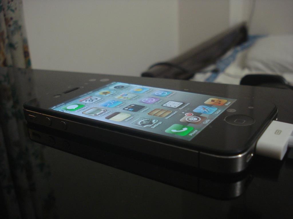 Apple Iphone 4 16GB Factory Unlocked with all accessories. large image 1
